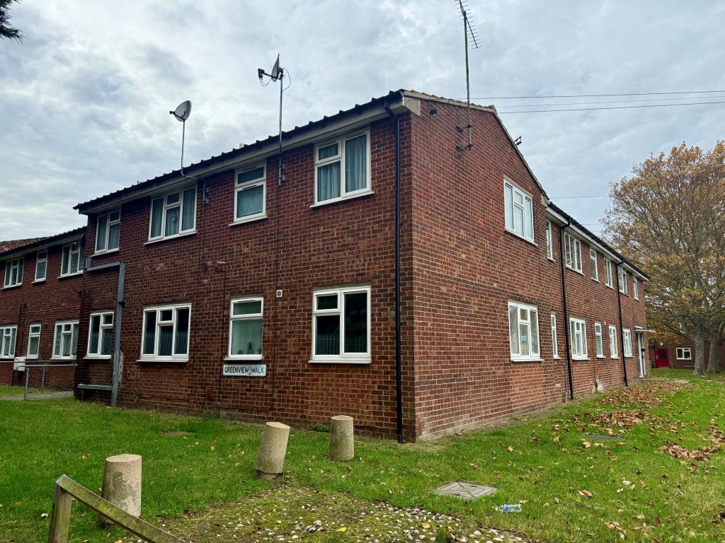 Lot: 131 - TWO-BEDROOM FLAT FOR IMPROVEMENT - Outside of block of flats